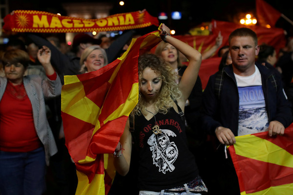 ▲▼馬其頓民眾抗議公投改名。（圖／路透）