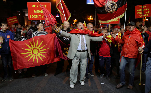 ▲▼反對馬其頓改國名的民眾大喊口號。（圖／路透）