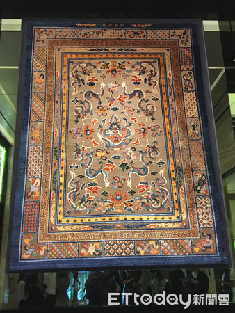▲▼這件地毯名為「九龍吉祥八寶」，原本存於北京紫禁城中和殿。（圖／記者陳建竹攝）