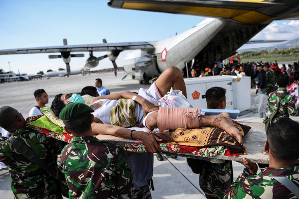 ▲▼印尼地震引發海嘯,帕盧市（Palu）機場大批災民等待離開。（圖／路透）