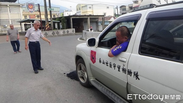 ▲屏警帶頭搬路樹修道路坑洞 佛心善行感動民眾             。（圖／記者陳崑福翻攝）