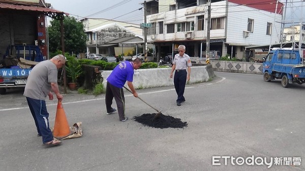 ▲屏警帶頭搬路樹修道路坑洞 佛心善行感動民眾             。（圖／記者陳崑福翻攝）