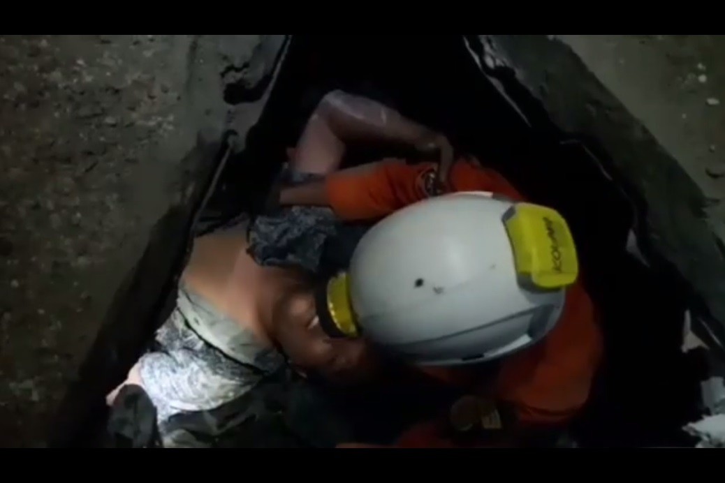 ▲▼印尼男在強震後的廢墟中被埋了3天，幸運生還。（圖／翻攝自印尼救援隊IG／sar_nasional）