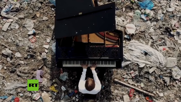 ▲▼俄鋼琴家垃圾掩埋場彈琴，盼喚醒環保意識。（圖／翻攝自YouTube）