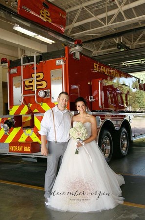 救人第一！婚禮發生火災　消防員拋下新娘趕去滅火。（圖／翻攝自Krista Boland的臉書）