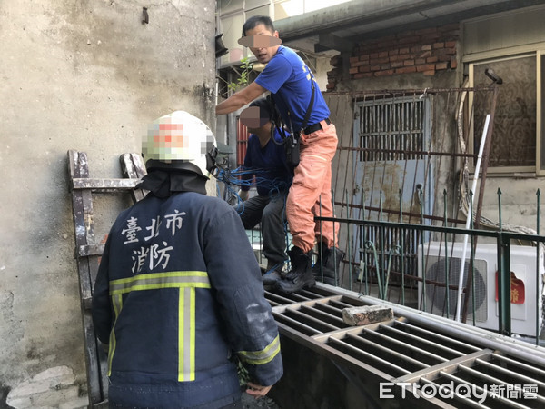 ▲▼男子跌落2樓陽台的圍欄，整條腿遭鐵條插入，所幸警消緊急協助脫困。（圖／記者邱中岳翻攝）