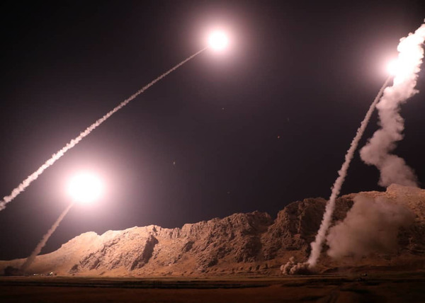 ▲伊朗革命衛隊發射6枚飛彈，以報復發動恐怖攻擊的敘利亞聖戰份子。（圖／美聯社）
