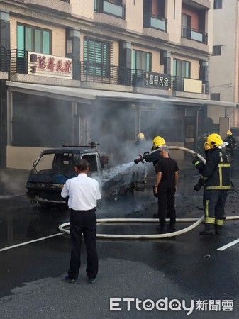 ▲台26線恆春段火燒車，烈火直衝雲宵，景象嚇人             。（圖／記者陳崑福翻攝）