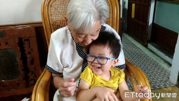 ▲▼2歲孫撒嬌看羊咩咩！88歲重聽阿祖秒掀衣「快喝ㄋㄟ」　超萌對話笑炸。（圖／網友黃凱廸提供，請勿隨意翻拍，以免侵權。）