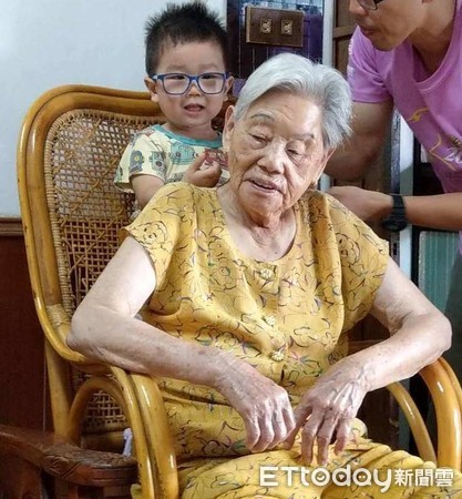 ▲▼2歲孫撒嬌看羊咩咩！88歲重聽阿祖秒掀衣「快喝ㄋㄟ」　超萌對話笑炸。（圖／網友黃凱廸提供，請勿隨意翻拍，以免侵權。）