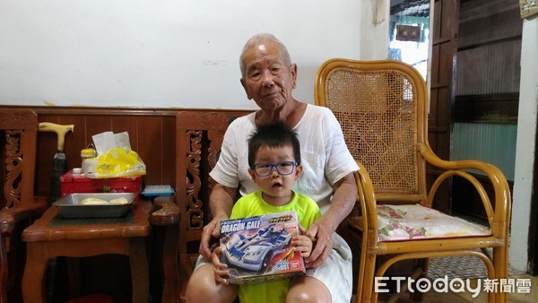 ▲▼2歲孫撒嬌看羊咩咩！88歲重聽阿祖秒掀衣「快喝ㄋㄟ」　超萌對話笑炸。（圖／網友黃凱廸提供，請勿隨意翻拍，以免侵權。）