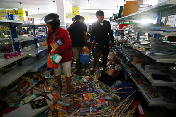 ▲▼印尼災區當地的商店被洗劫一空。（圖／路透）