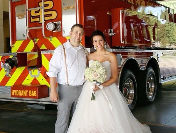 ▲▼消防員新郎婚禮中途出勤滅火。（圖／翻攝自Krista Bourasa臉書）
