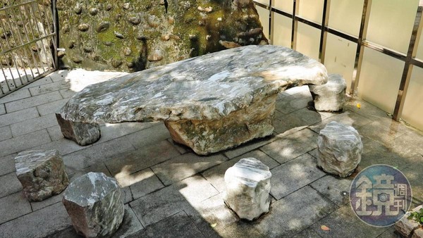  林姓少年不堪暴打而慘死廟旁，在石桌下曝屍數小時才被發現。