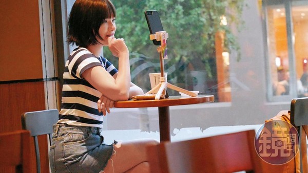 陳沂前往板橋，先坐在咖啡廳，一人對著手機自言自語直播。 