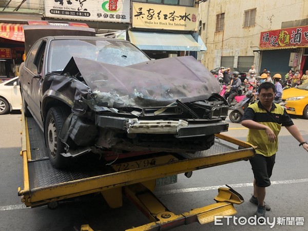 ▲▼小港區轎車飛速衝進花店。（圖／記者宋德威攝）