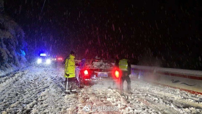 ▲四川甘孜警方協助疏通被雪困住的山上旅客。（圖／翻攝自四川公安微博，下同）