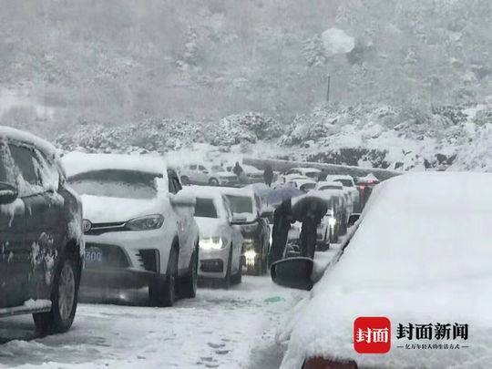 ▲四川甘孜州折多山降爆雪，導致車輛滯留。（圖／翻攝自封面新聞）