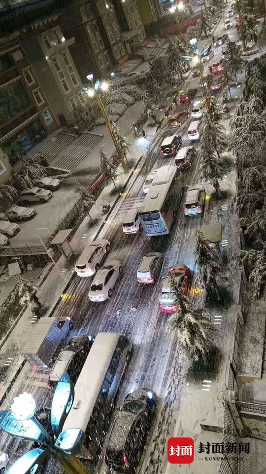 ▲四川甘孜州折多山降爆雪，導致車輛滯留。（圖／翻攝自封面新聞）