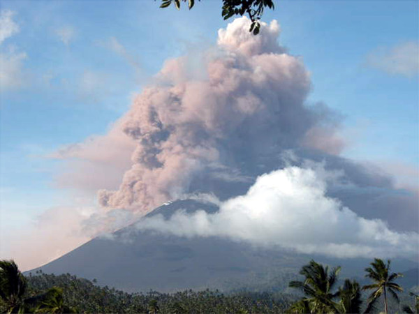 ▲▼ 索普坦火山於2004年爆發的畫面。（圖／達志影像／美聯社）