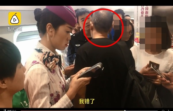 ▲中年男被發現強抱9歲女孩時，褲子拉鍊是拉下的狀況。（圖／翻攝自梨視頻）