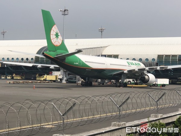 ▲▼▲▼ 長榮航空一旅客休克。（圖／記者宋德威攝）