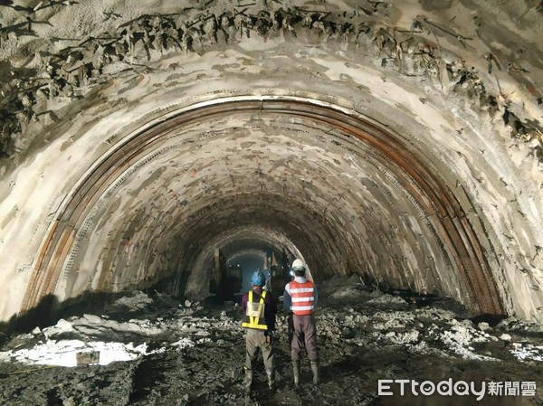 ▲蘇花改谷風隧道2017年10月20日發生抽坍，工程人員努力近1年，終重新搶通。（圖／記者游芳男翻攝）