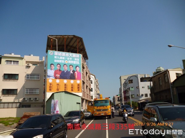 ▲台南市綠營推出各選區聯合競選看板，不但吸睛，更為各區參選人搶曝光，展現黃偉哲母雞帶小雞氣勢。（圖／民進黨提供）