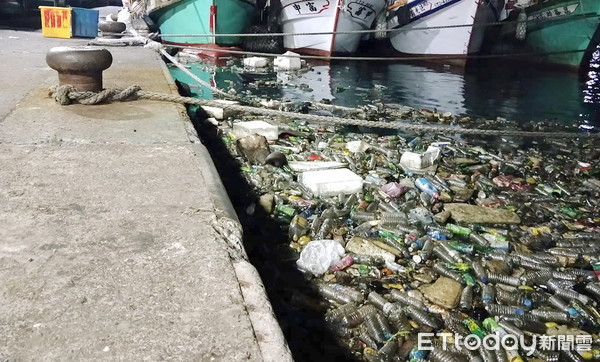 ▲南方澳漁港港域飄浮著大批寶特瓶、保麗龍及俗稱刺魨魚魚屍體等物。（圖／翻攝網友陳萬盛臉書）▲▼南方澳漁港港域飄浮著大批寶特瓶、保麗龍等髒亂物，宜蘭代理縣長陳金德認為難看而且面子盡掃落地很沒面子。（圖／記者游芳男翻攝，下同）