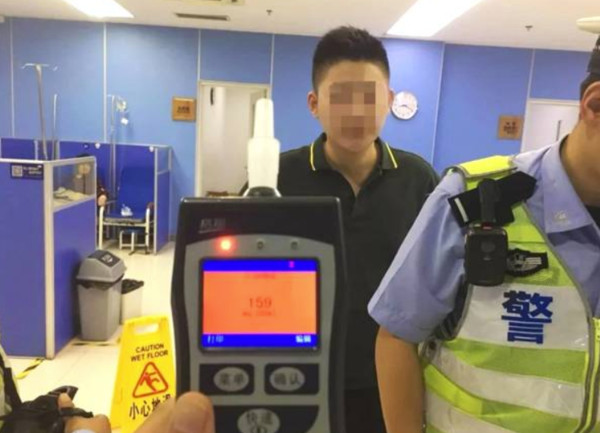 ▲▼酒駕男撞人回家睡覺！　媽媽「連甩3巴掌」：起來面對。（圖／翻攝自梨視頻）