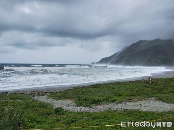 ▲受潭美颱風外圍環流影響，東北角海域已出現長浪，東北角風景區管理處關閉南方澳內埤等相關水域至7日，請民眾注意。（圖／記者游芳男攝）