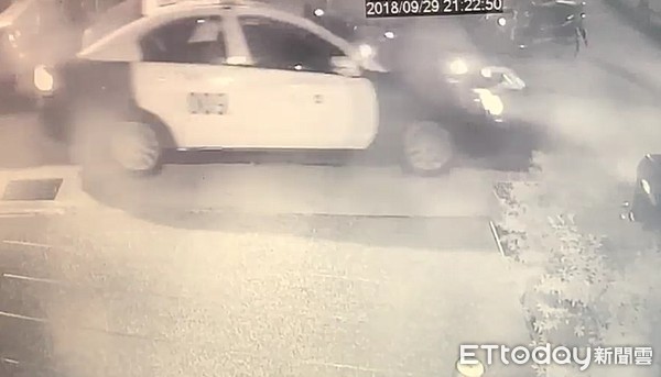 ▲▼投23日1名男子找不到友人竟對空鳴槍，更持槍朝路邊車輛射擊。（圖／翻攝畫面）