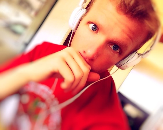 ▲▼自拍,大頭貼,照片,出遊,男人,帥哥,肥宅,旅行,鬍子,耳機。（圖／翻攝自pixabay）