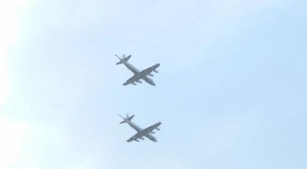 ▲▼國慶預演，幻象2000戰機、C-130運輸機飛越總統府上空             。（圖／讀者提供）