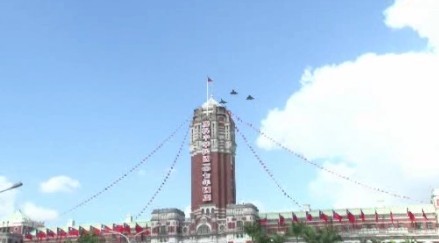 ▲▼國慶預演，幻象2000戰機、C-130運輸機飛越總統府上空             。（圖／讀者提供）