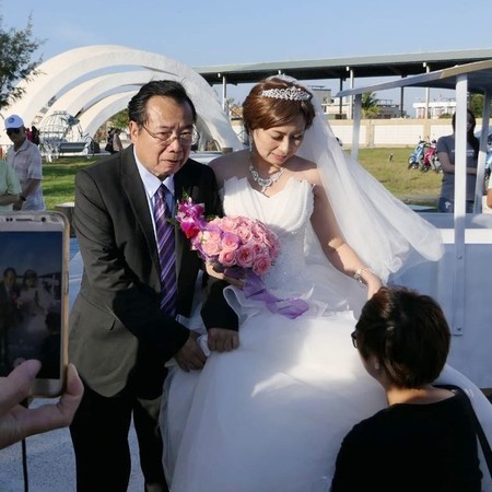 ▲廖峻牽癌末新娘王雅玲的手出嫁。（圖／翻攝自爆廢公社公開版）