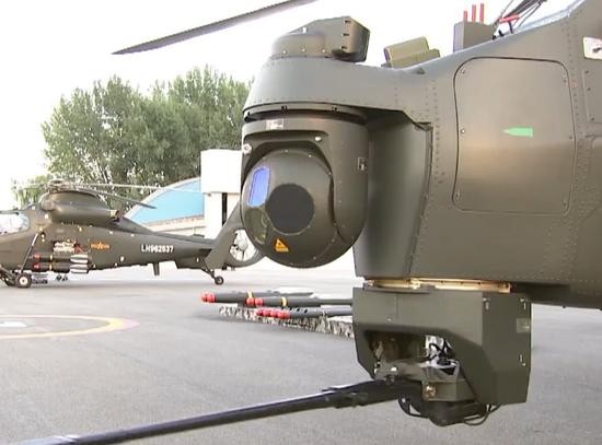 解放軍重裝加強版直-10武裝直升機曝光，機上光電磚塔和機炮能跟隨新一代頭盔瞄準器轉動，讓飛行員能夠做到看哪打哪。（圖／翻攝自環球軍事）