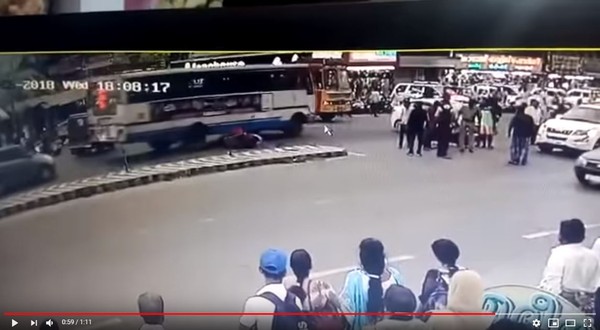 ▲▼ 印度三寶,女騎士,瓦卡拉,Varkala,撞汽車又撞公車（圖／翻攝自Youtube Aneesh Surendran影片）