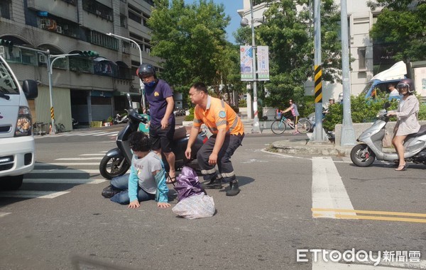 ▲▼高雄市鼓山一路135巷口，多年來疑交通號誌設計不佳，車禍頻傳；4日上午又發生事故，一名老婦在該路口遭貨車撞倒，高市鼓山消防隊員陳醒華巧路過，即刻停車關切，協助救援。（圖／記者宋德威攝，下同）