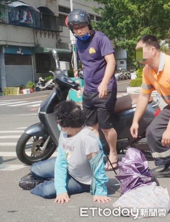 ▲▼高雄市鼓山一路135巷口，多年來疑交通號誌設計不佳，車禍頻傳；4日上午又發生事故，一名老婦在該路口遭貨車撞倒，高市鼓山消防隊員陳醒華巧路過，即刻停車關切，協助救援。（圖／記者宋德威攝，下同）