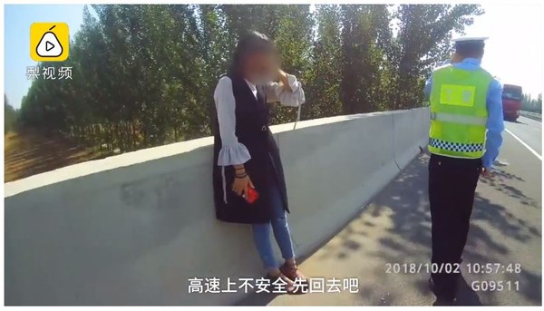 ▲▼夫妻高速公路上吵架，丈夫把妻子打下車。（圖／翻攝自梨視頻）