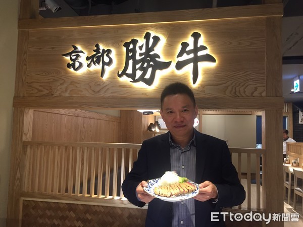 ▲王座國際餐飲總經理林子恒表示，京都勝牛首店將以每月營業額達400萬元為目標。（圖／記者林淑慧攝）