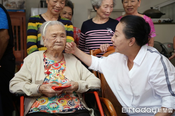 ▲▼嘉義縣長張花冠探視縣內人瑞。（圖／記者翁聖勳翻攝）