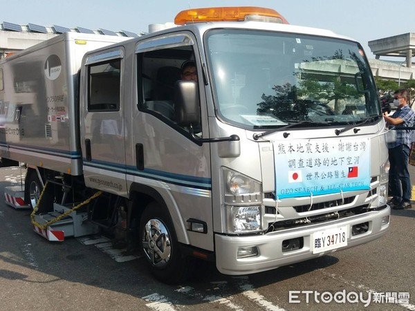 ▲日本Geo Search株式會社技術團隊透地雷達探查車，初步表示造成坑洞的外因，主要是地震、大雨和溫度。（圖／記者林悅翻攝）