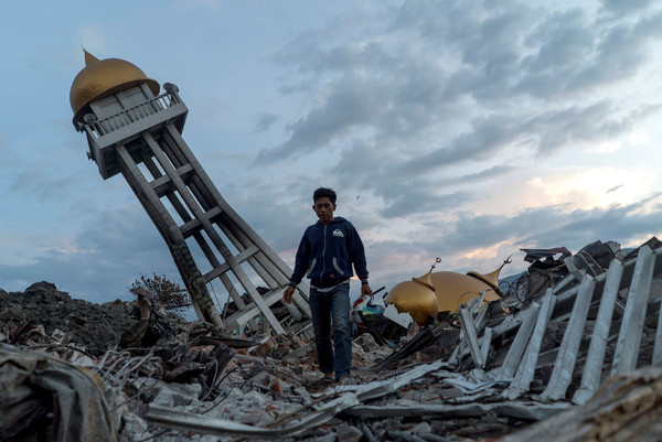 ▲印尼蘇拉威西島地震海嘯，又發生火山爆發，災後情況慘烈，救難單位正緊急找尋生還者。（圖／路透社）