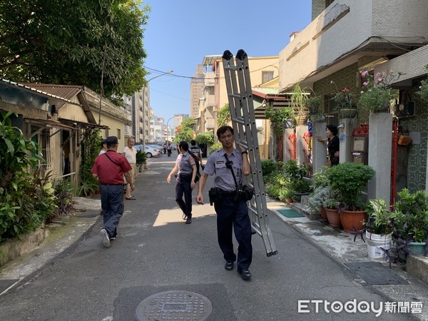 ▲▼ 找到焦味來源後，員警收梯子回派出所            。（圖／記者吳奕靖攝）