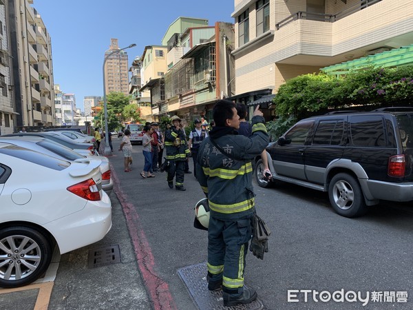 ▲▼ 消防隊與員警查找焦味來源            。（圖／記者吳奕靖攝）