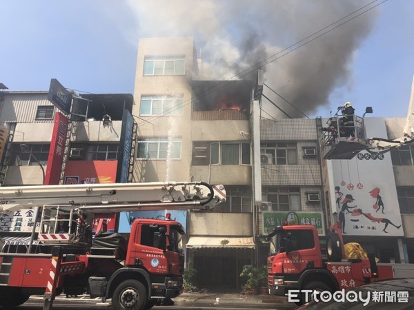 ▲高雄市自由路發生民宅大火。（圖／記者宋德威攝）