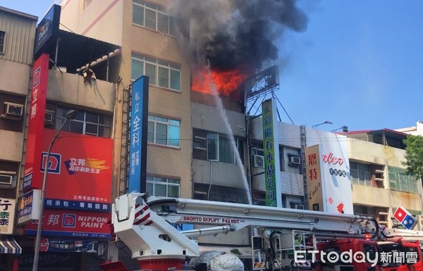 ▲▼現場火勢猛烈。（圖／記者宋德威攝）