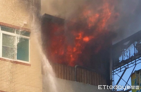 ▲▼現場火勢猛烈。（圖／記者宋德威攝）